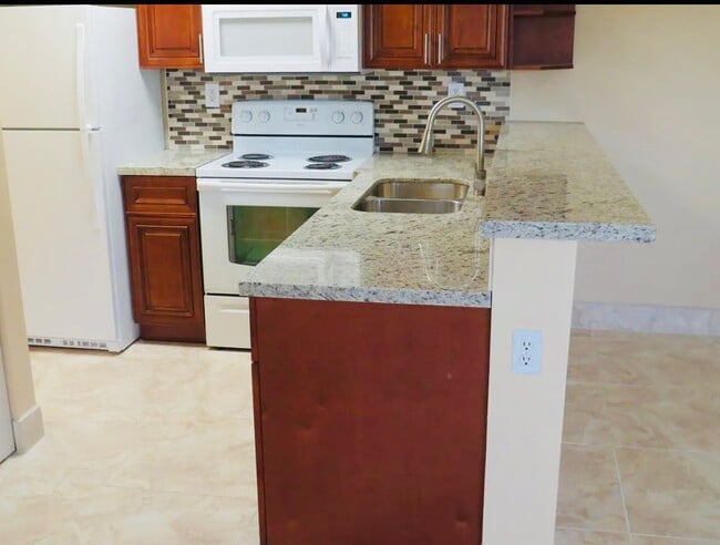 861 SE 8th Ct, Unit #4 in Hialeah, FL - Foto de edificio - Building Photo