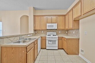 12119 Lakewood Villa Dr in Tomball, TX - Building Photo - Building Photo