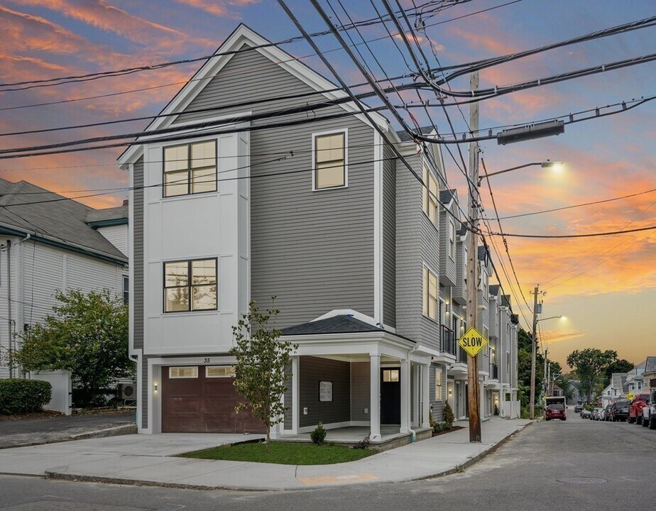 35 Chickatawbut St in Boston, MA - Building Photo