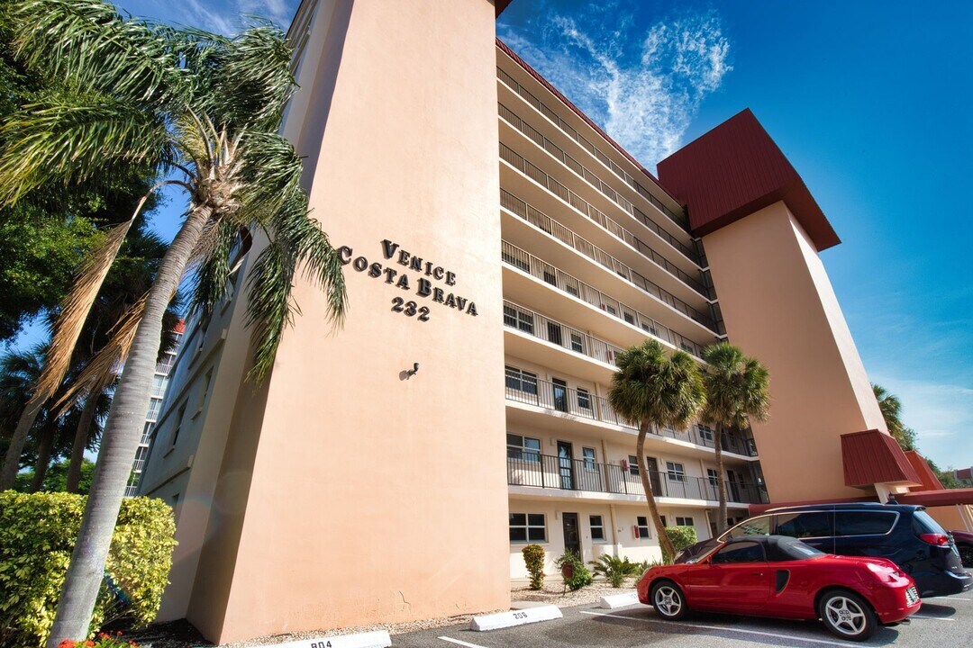 232 St Augustine Ave in Venice, FL - Building Photo