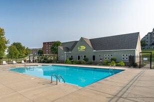 Vantage Pointe West Apartment Homes in Cincinnati, OH - Building Photo