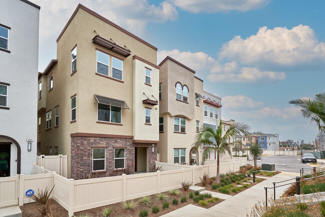 729 Daniel Freeman Cir in Inglewood, CA - Building Photo - Building Photo