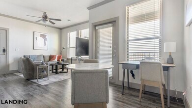 12500 Shadowglen Trce, Unit 1305 in Manor, TX - Foto de edificio - Building Photo