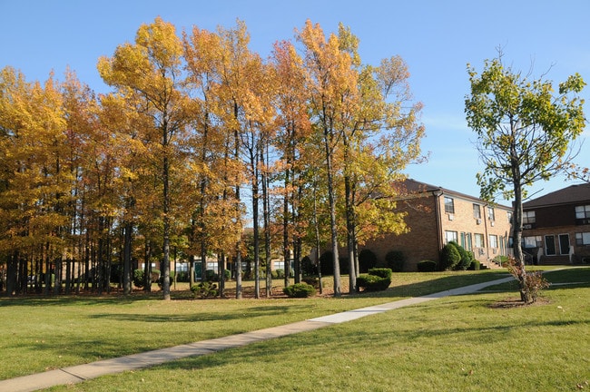 North Brunswick Manor in North Brunswick, NJ - Foto de edificio - Building Photo
