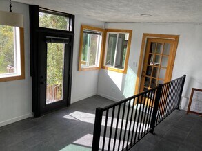 22933 Portage Circle Dr in Topanga, CA - Foto de edificio - Building Photo