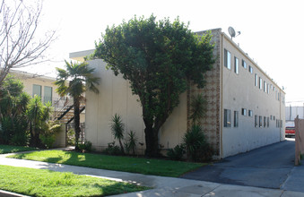 244 W Tujunga Ave in Burbank, CA - Foto de edificio - Building Photo