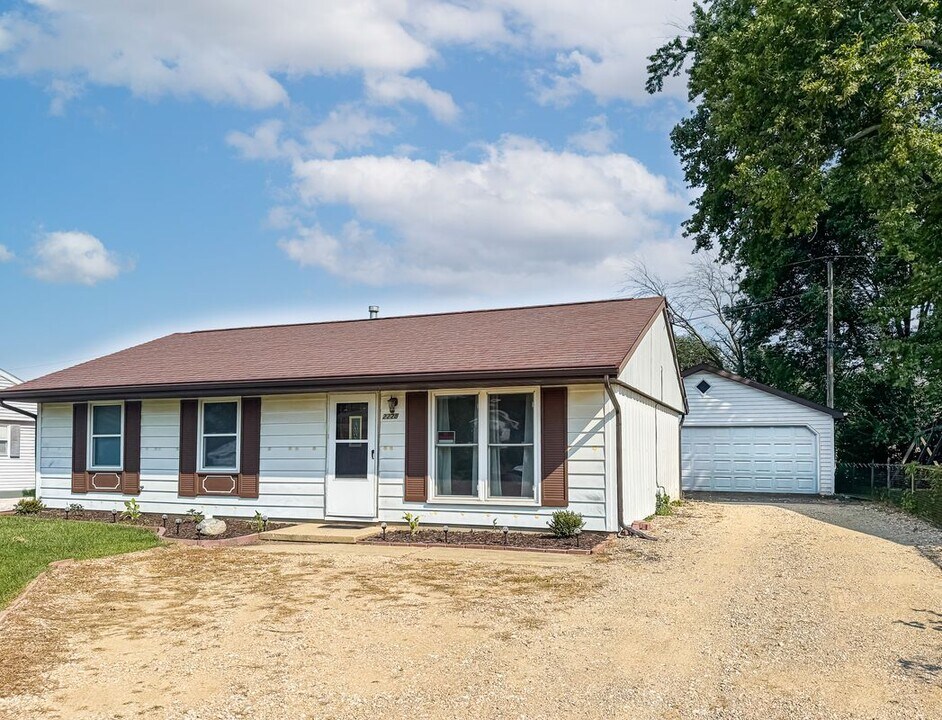 2228 Northridge Ln in Washington, IL - Building Photo