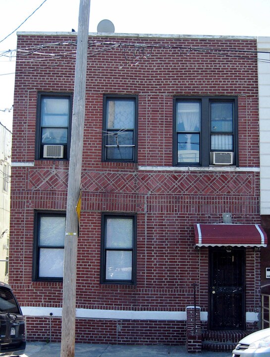 706 Banner Ave in Brooklyn, NY - Foto de edificio