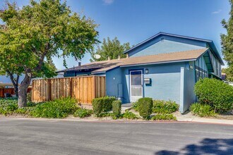 5529 Entrada Cedros in San Jose, CA - Building Photo - Building Photo