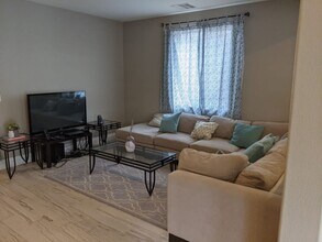 5687 Spanish Valor Rd in Las Vegas, NV - Building Photo - Building Photo