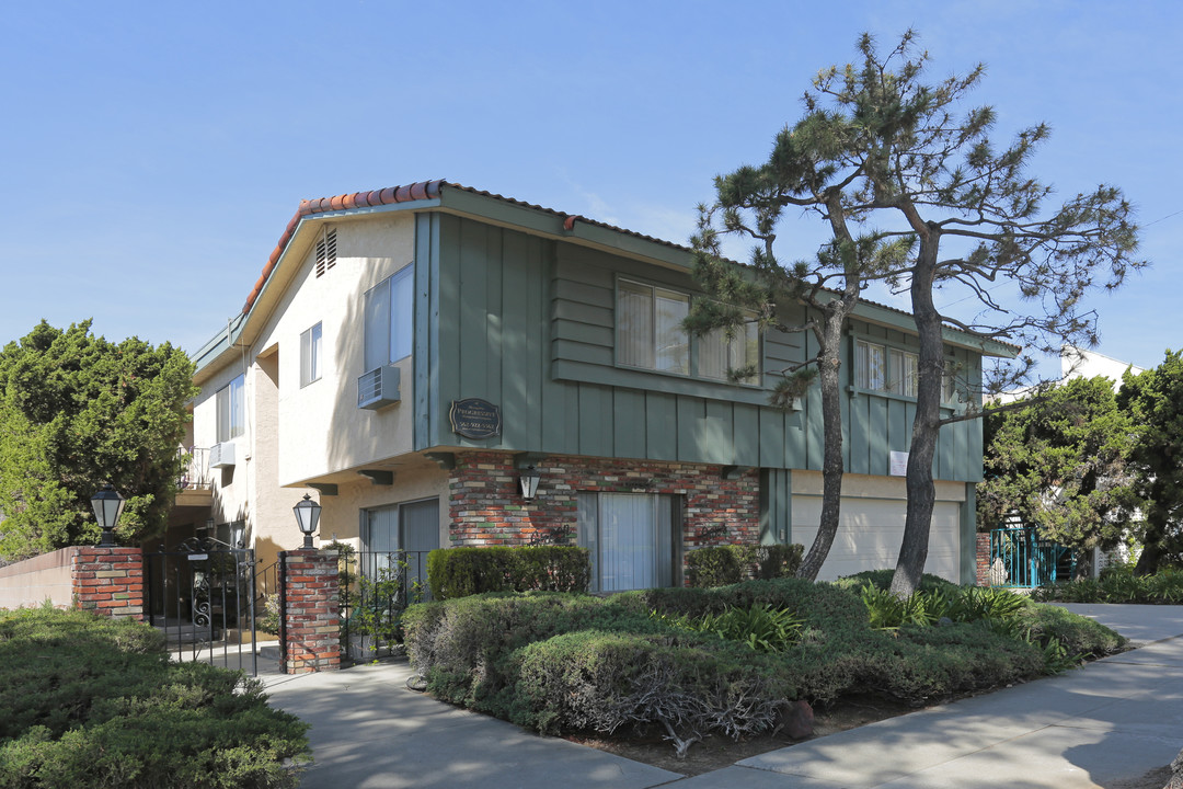 Green Oaks Apartments in Whittier, CA - Building Photo