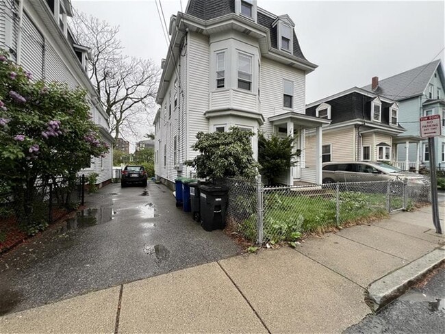 18 Thorpe St, Unit 2 in Somerville, MA - Building Photo - Building Photo