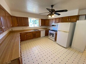 1011 Cedar St in Sweet Home, OR - Building Photo - Building Photo