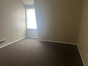 8836 N 95th St-Unit -Unit G in Milwaukee, WI - Foto de edificio - Building Photo