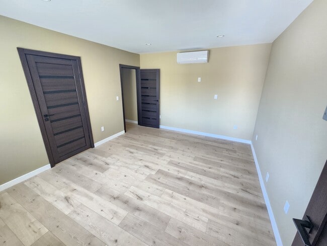 8221 Alcove Ave in North Hollywood, CA - Foto de edificio - Building Photo