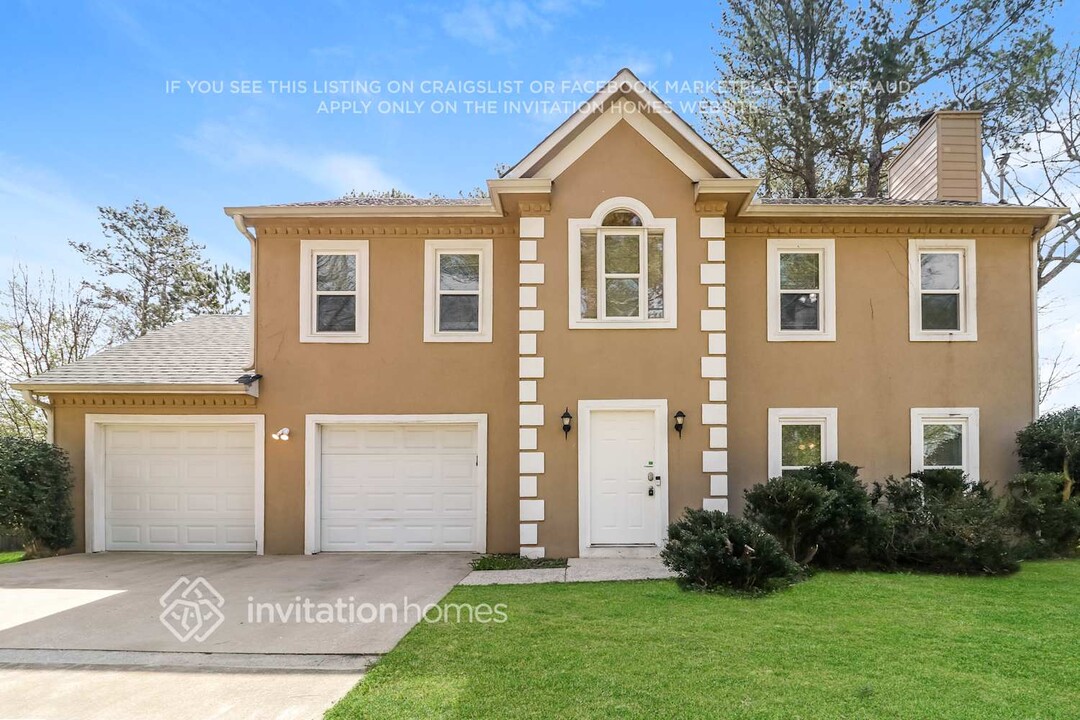 990 Lisa Kay Dr in Lawrenceville, GA - Building Photo