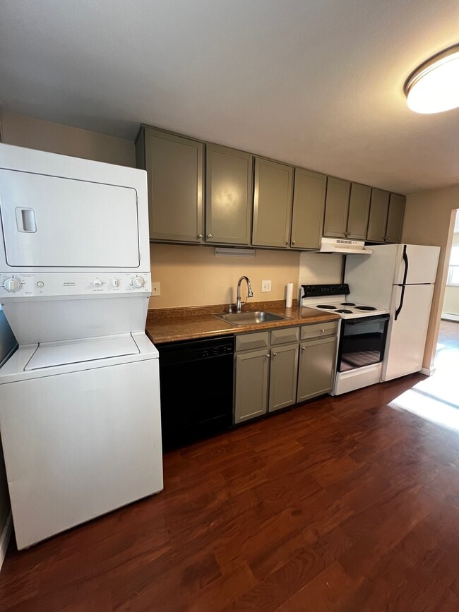 2336 S Linden Ct in Denver, CO - Building Photo - Building Photo