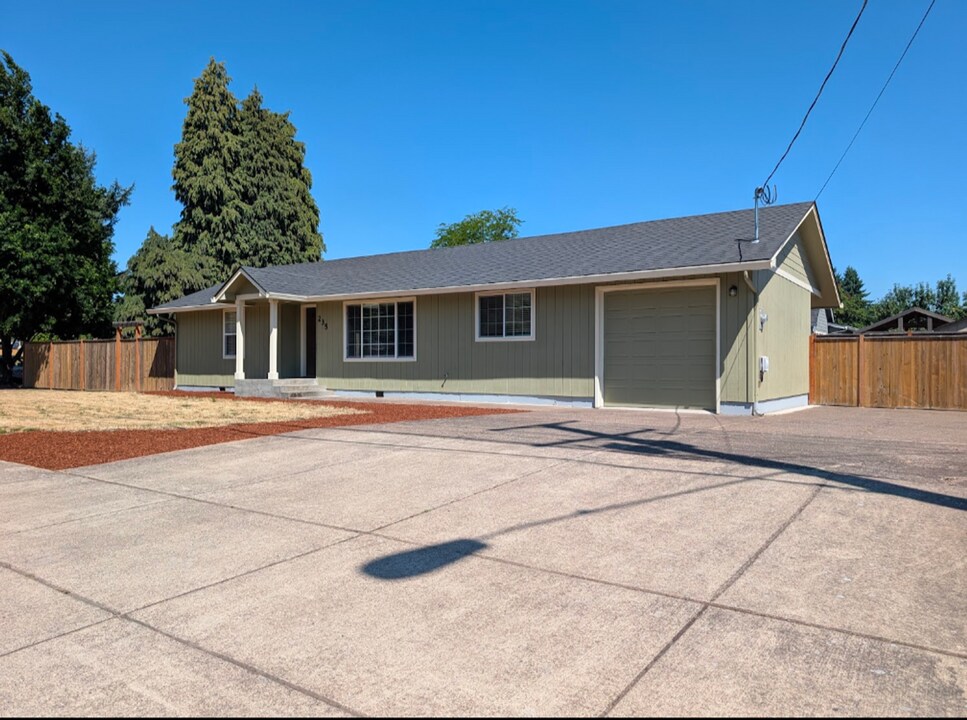 235 Irvington Dr in Eugene, OR - Building Photo