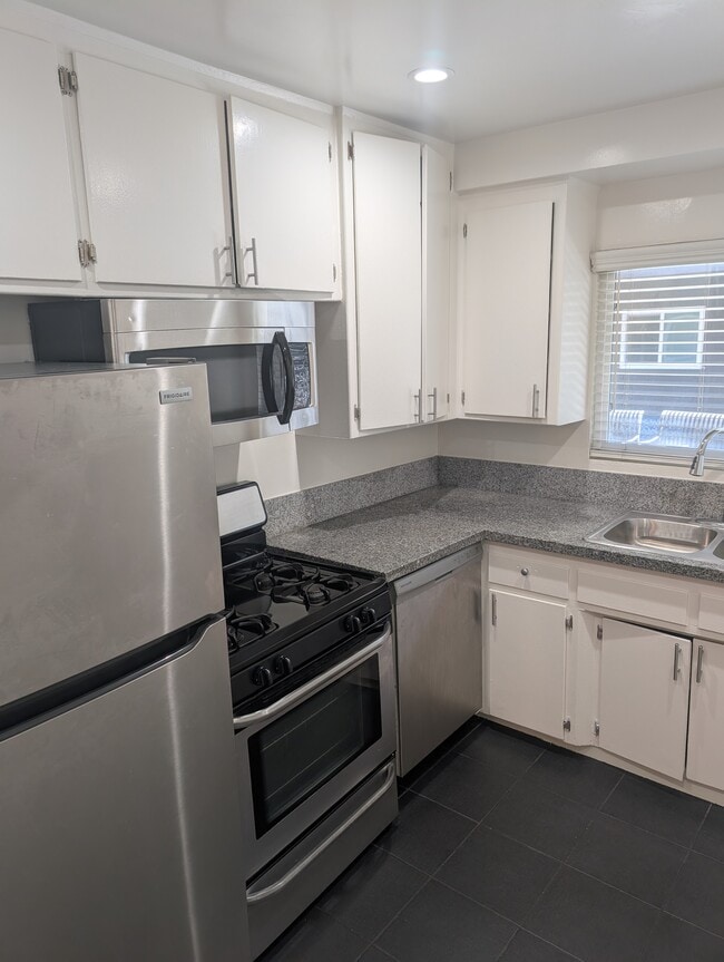 7068 Lanewood Ave, Unit Apt 5 in Los Angeles, CA - Foto de edificio - Building Photo