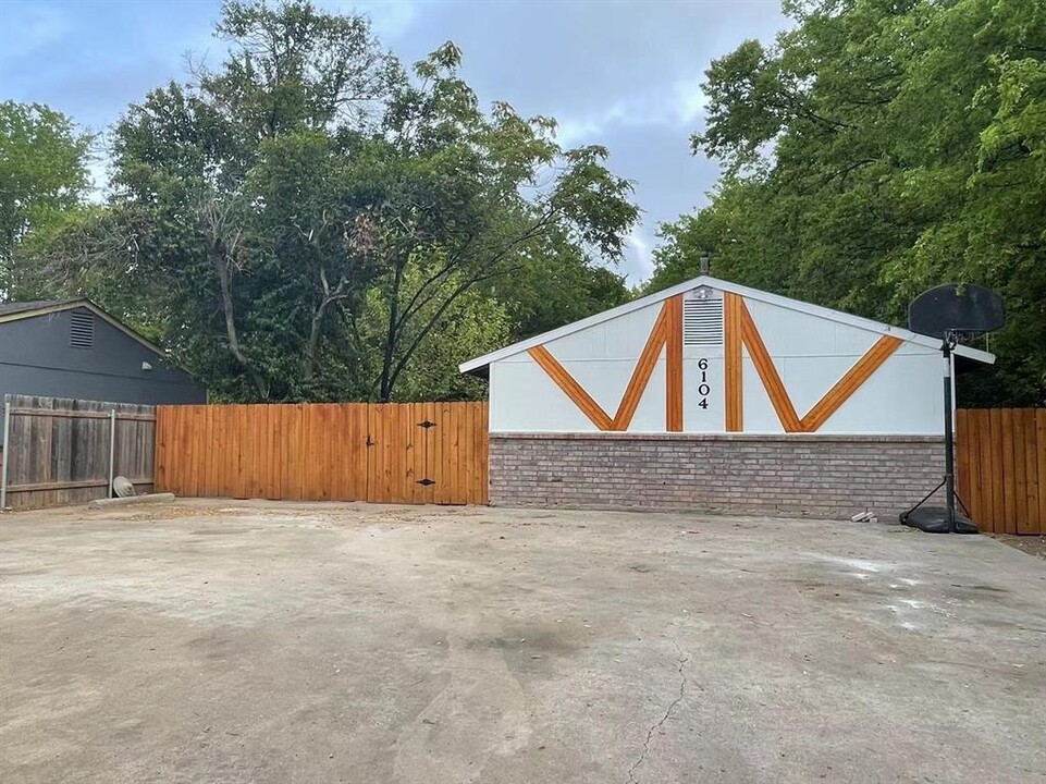6104 Calmar Cove in Austin, TX - Building Photo