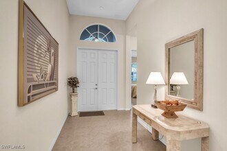 248 Glen Eagle Cir in Naples, FL - Foto de edificio - Building Photo