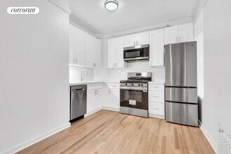 300 W 17th St in New York, NY - Building Photo - Building Photo