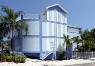Bird Grove in Miami, FL - Foto de edificio - Building Photo