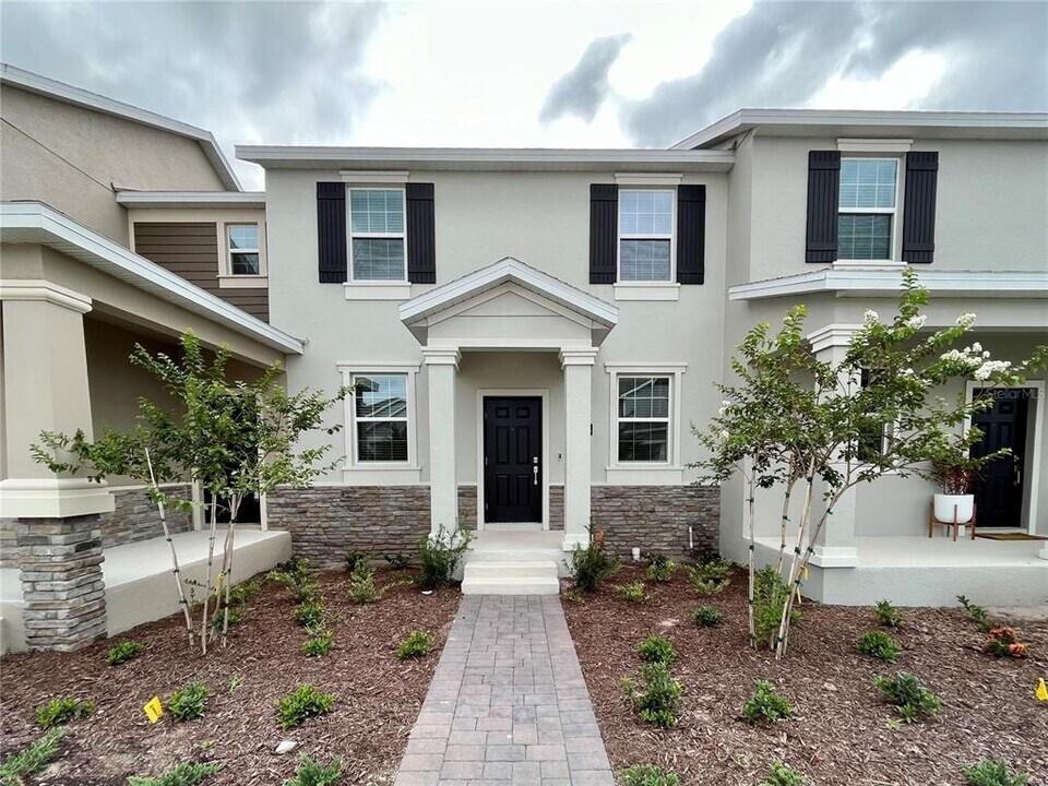 3073 Ella Wy in St. Cloud, FL - Foto de edificio