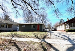 711 S Lynn St in Urbana, IL - Foto de edificio - Building Photo