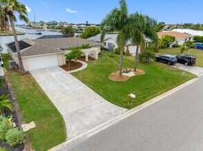 6438 Lake Sunrise Dr in Apollo Beach, FL - Building Photo - Building Photo