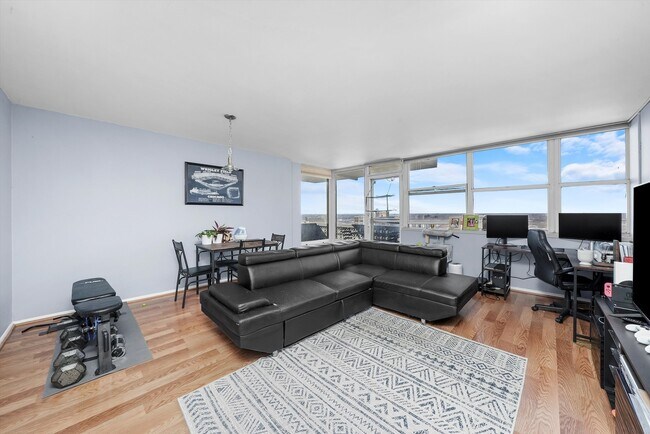 6301 N Sheridan Rd, Unit 21J in Chicago, IL - Building Photo - Building Photo