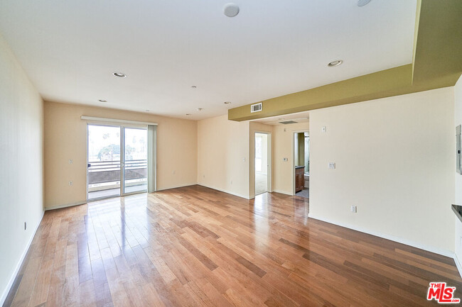 940 Elden Ave-Unit -407 in Los Angeles, CA - Building Photo - Building Photo