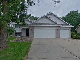 739 Ashley Dr in Chaska, MN - Building Photo