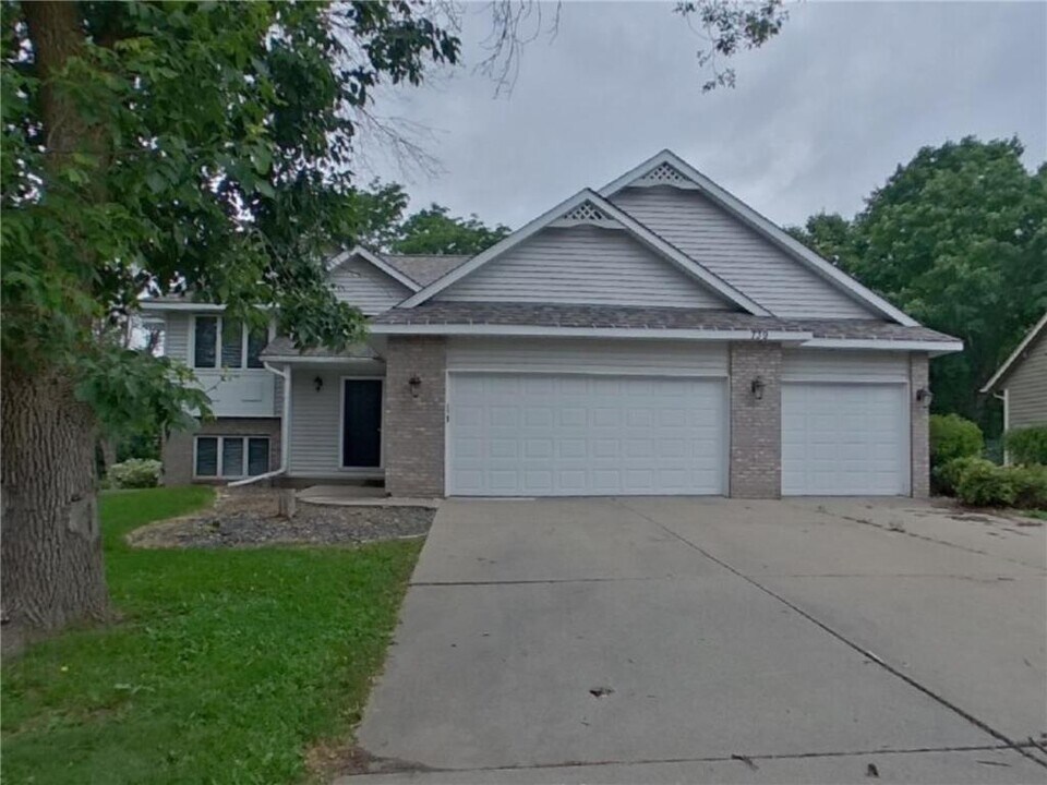 739 Ashley Dr in Chaska, MN - Foto de edificio