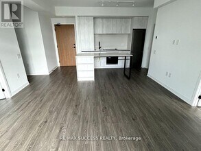 2495 Eglinton Ave W in Mississauga, ON - Building Photo - Building Photo