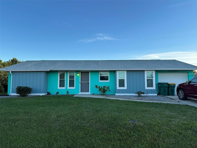 22527 Utica Ave in Port Charlotte, FL - Building Photo