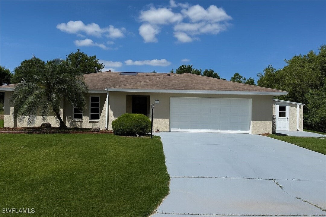 2393 Staver St in Port Charlotte, FL - Building Photo