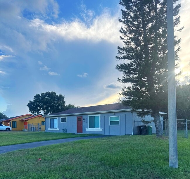 1650 SE Burning Ln in Port St. Lucie, FL - Foto de edificio - Building Photo