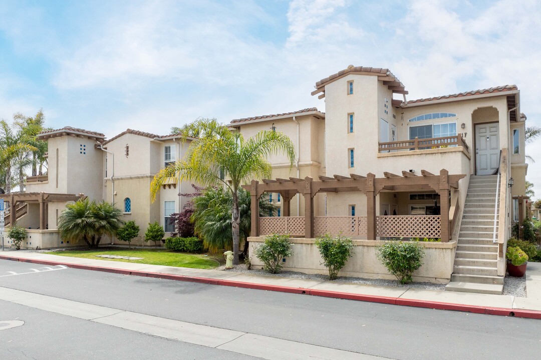 Oak Creek Villas in Santa Maria, CA - Building Photo