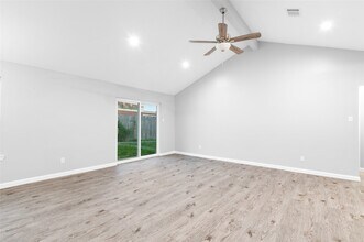 10922 Village Trail Dr in Houston, TX - Foto de edificio - Building Photo