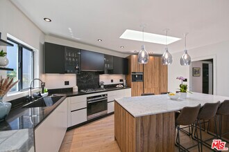 2795 Woodshire Dr in Los Angeles, CA - Foto de edificio - Building Photo