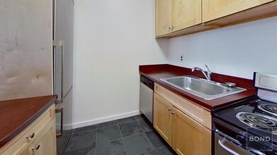 402 E 83rd St in New York, NY - Building Photo - Building Photo