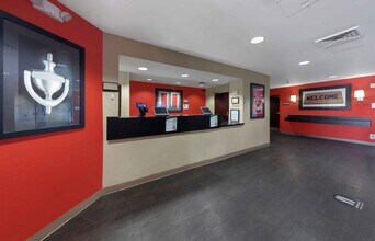 Furnished Studio-Los Angeles - Burbank Air in Burbank, CA - Building Photo - Building Photo