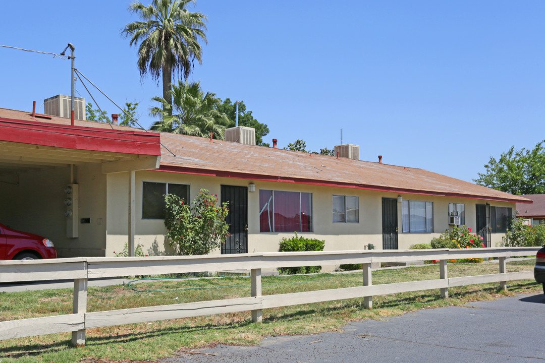 Hacienda Ranch Apartments in Caruthers, CA - Building Photo