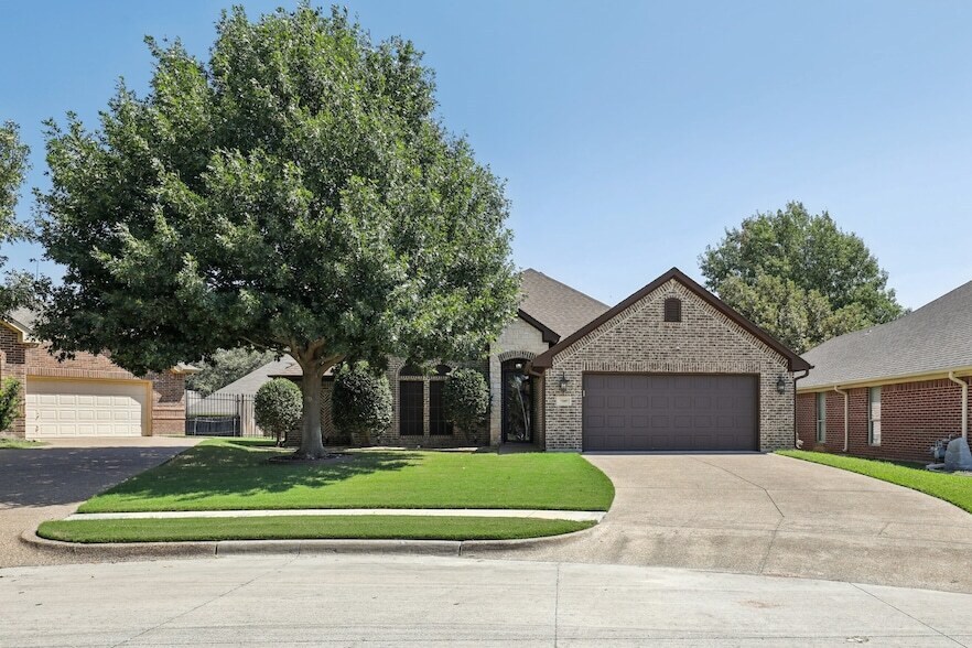 7509 Bunker Ct in Benbrook, TX - Building Photo