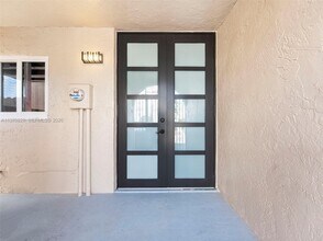 1096 W 42nd Pl in Hialeah, FL - Building Photo - Building Photo