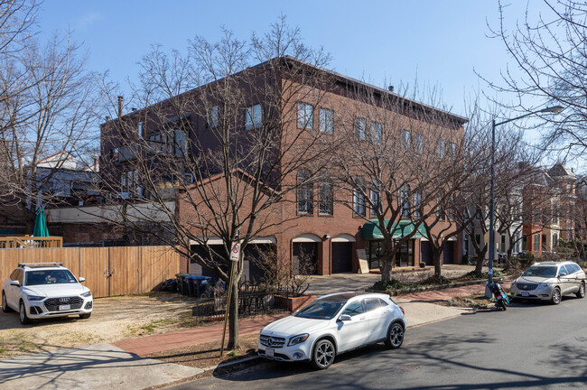 141 12th St NE in Washington, DC - Foto de edificio - Building Photo