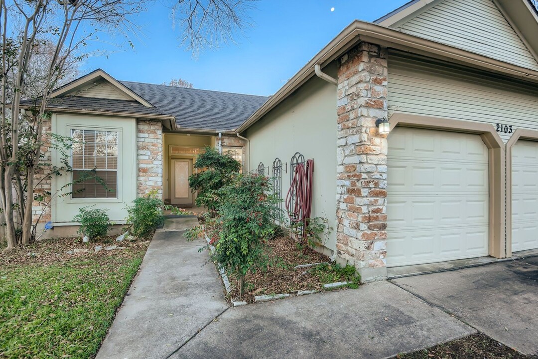 2103 Cervin Blvd in Austin, TX - Building Photo