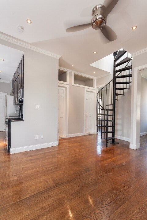 338 E 100th St in New York, NY - Building Photo