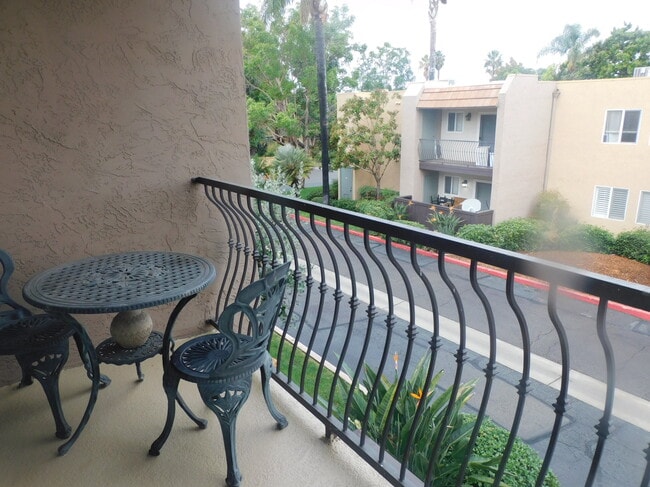 175 Avenida Descanso, Unit 206 in Oceanside, CA - Foto de edificio - Building Photo